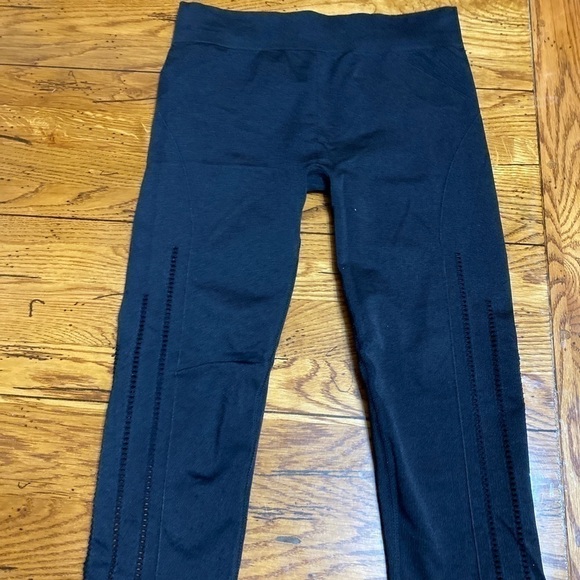 𝅺fabletics Capris*NO SIZE/Sm Black Mesh Sides 18” - Picture 1 of 6